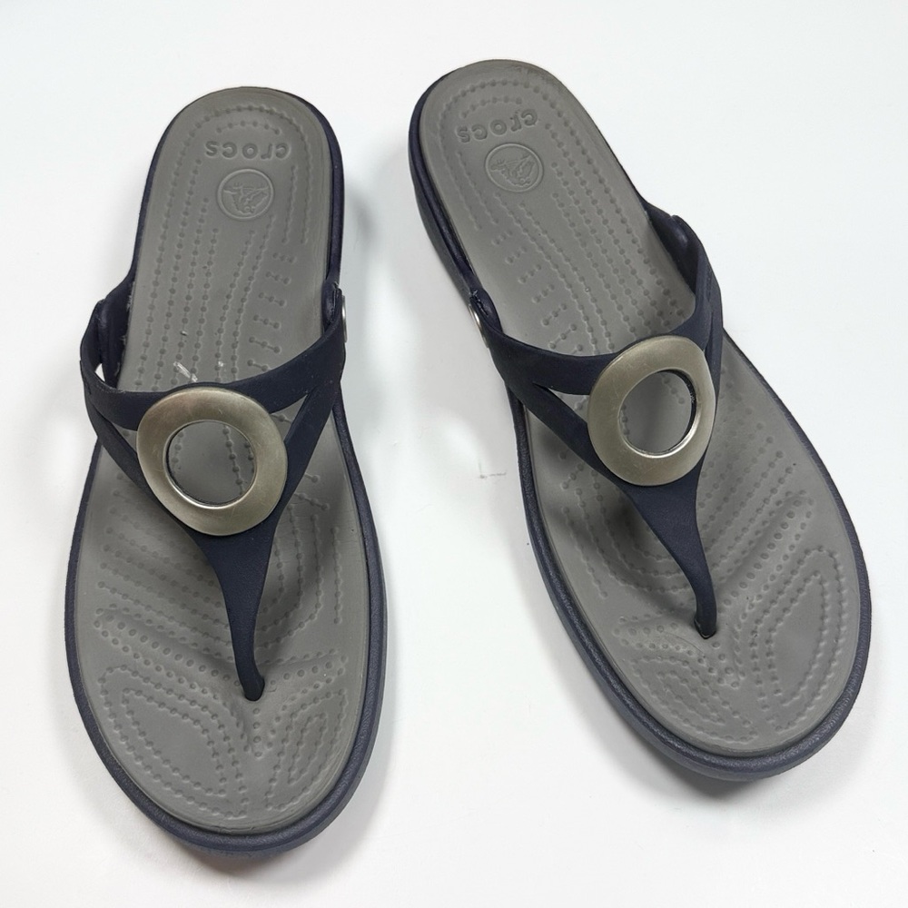 CROCS Sanrah Navy Blue with Silver Accent Wedge Sandals S-488 Size 9 - Picture 2 of 10